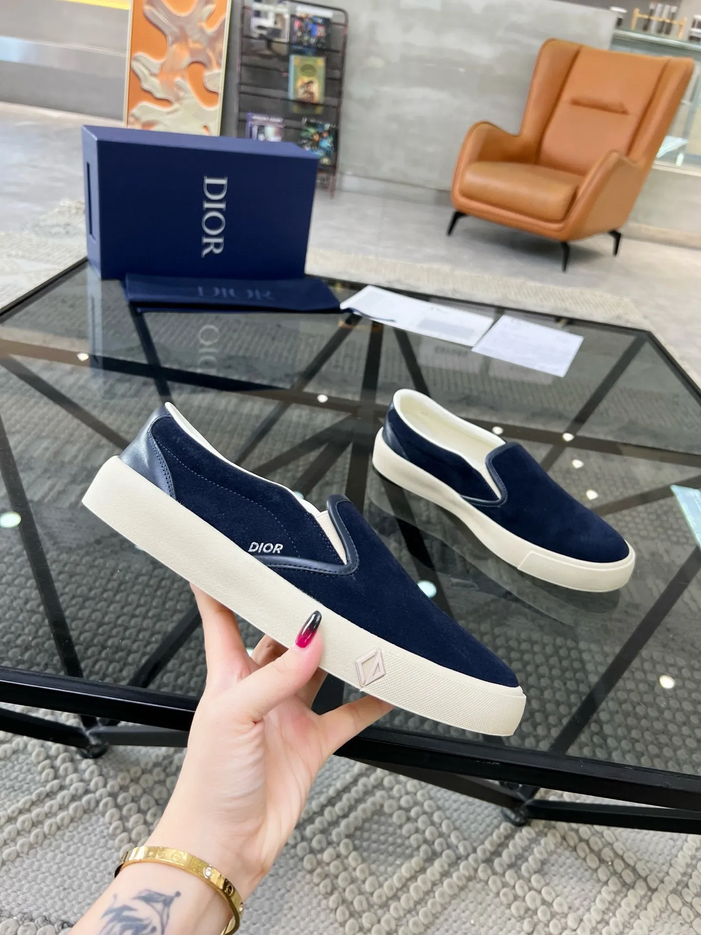 Factory price: 380💰D 🔍Top purchasing agent🇮🇹 Dior's super popular sneakers, popular sneakers, new products are synchronized with the counters. The uppers are imported cowhide from Italy. It is perfectly reproduced with complex craftsmanship that is a must-have for fashionistas. Imported soft water-dyed cowhide lining and foot pads Sole: The original sole is specially provided by the original factory, the exclusive movable molded sole is super comfortable, the original factory follows the order, 🔍🔍high quality, you can enter and exit the counter at will, welcome to compare, the code number is 39-44 (38 45 can be ordered)